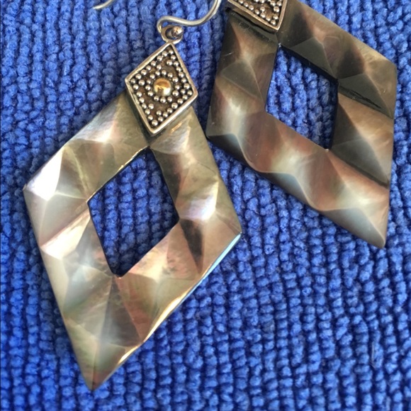 Bali Designs Robert Manse Mother-of-Pearl Earring - Picture 2 of 8